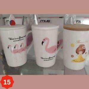 كوب مع ملعقة